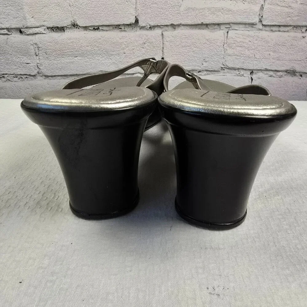 WOMENS ITALIAN SHOEMAKERS THONG WEDGE SANDAL SILVER SIZE 10  EUC - Picture 7 of 10